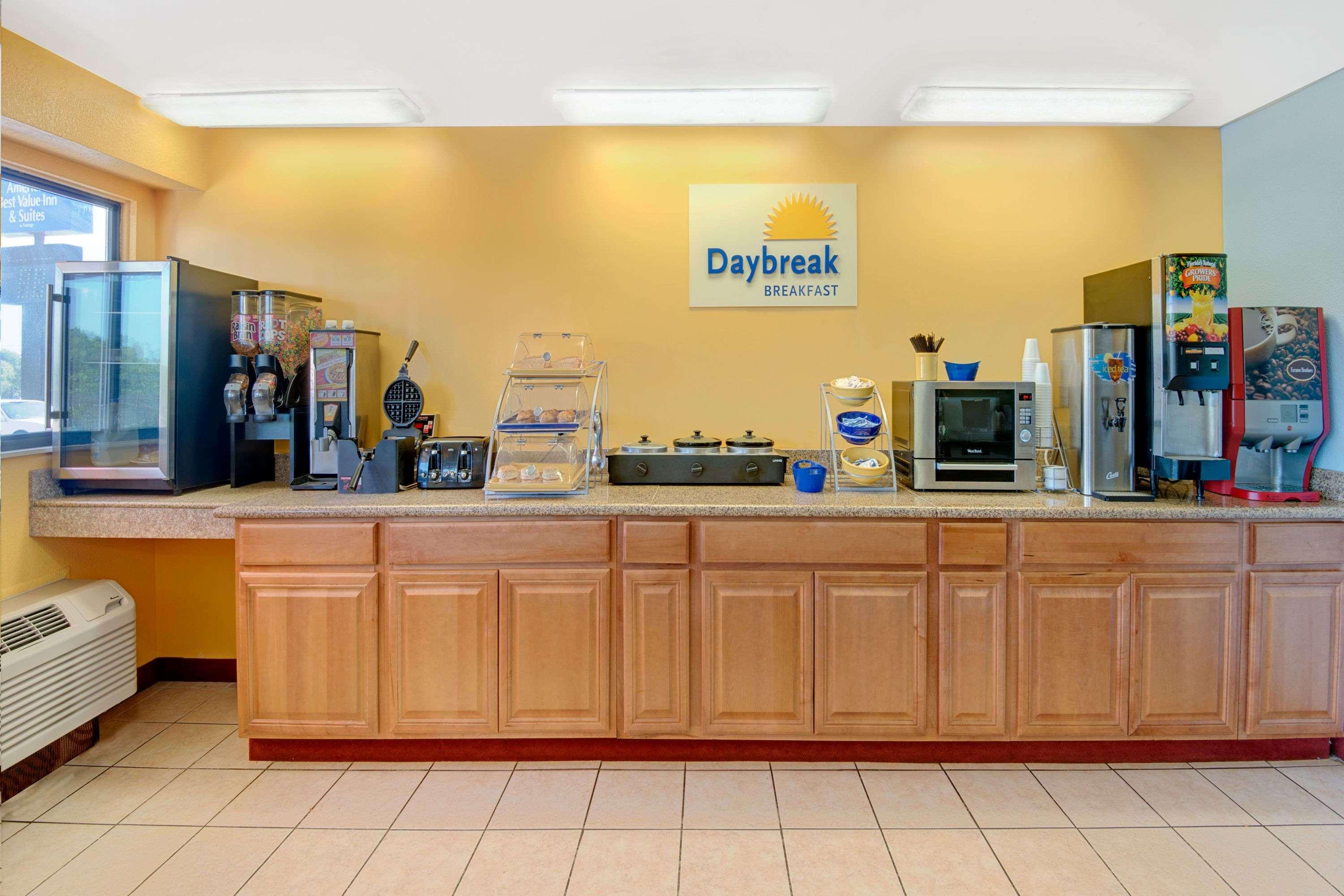 Days Inn By Wyndham Independence Esterno foto