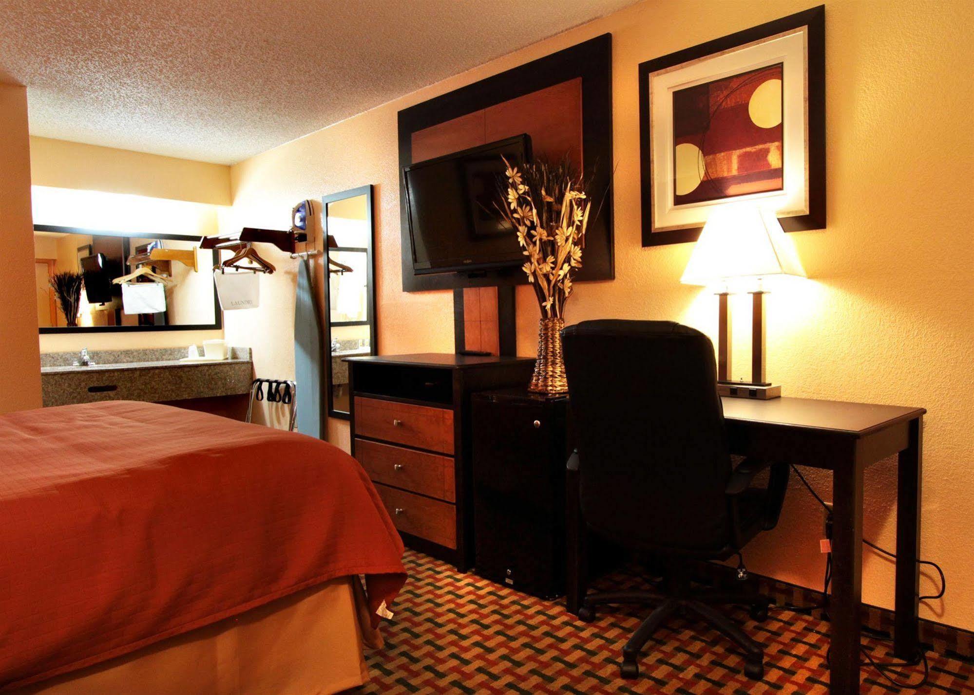 Days Inn By Wyndham Independence Esterno foto