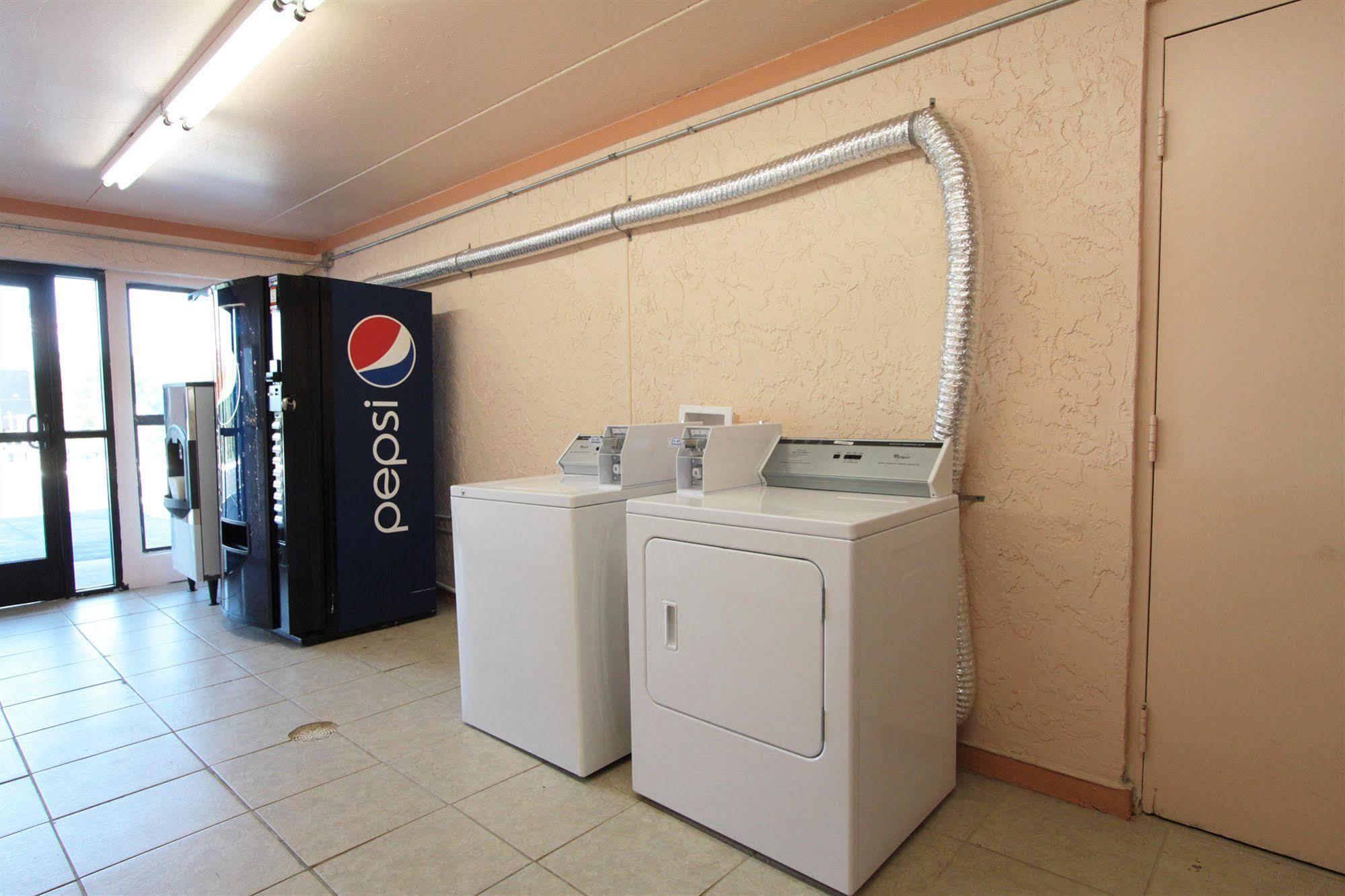 Days Inn By Wyndham Independence Esterno foto